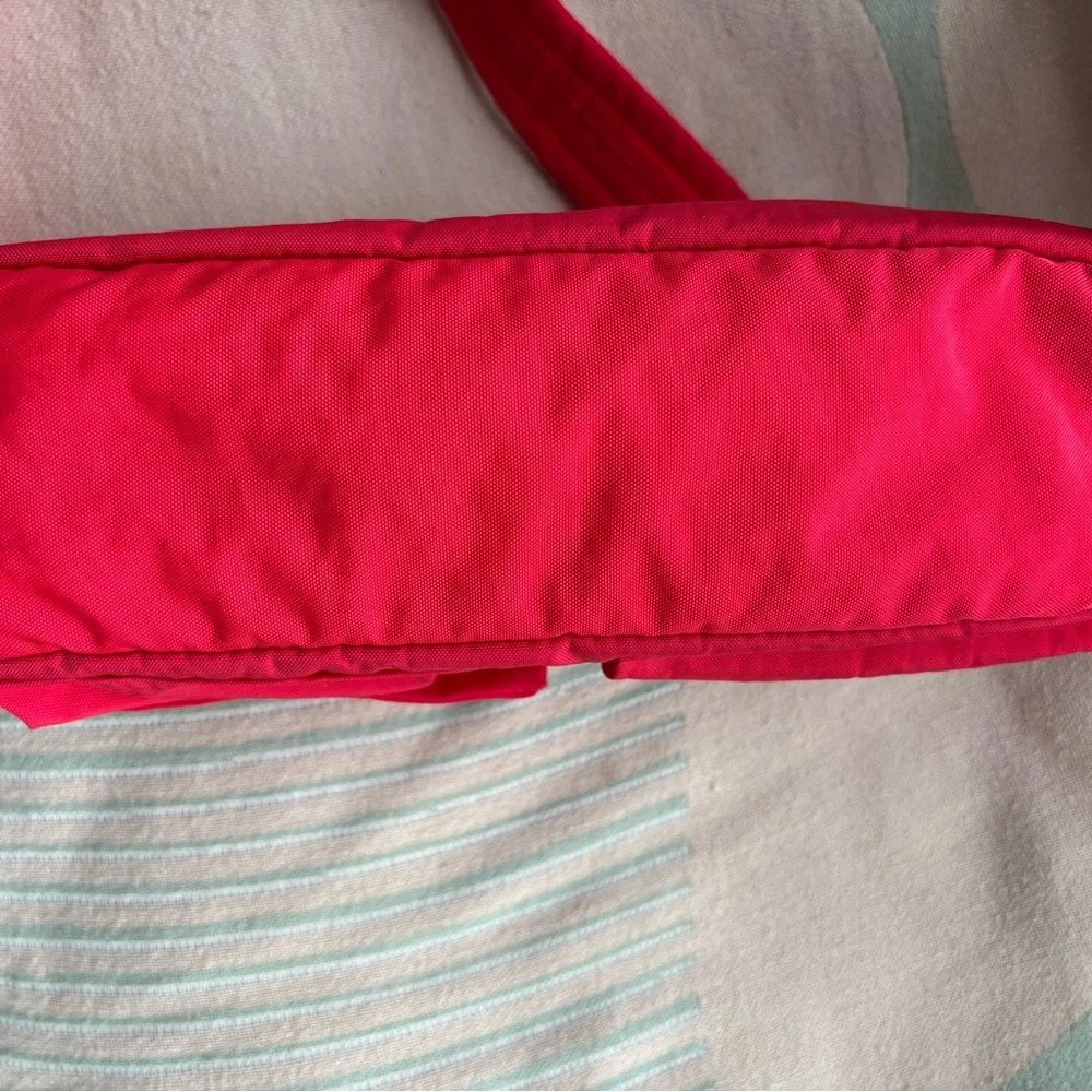 Baggu Cargo Shoulder Bag in Candy Apple Red- 2024 black zipper version - Picture 6 of 7